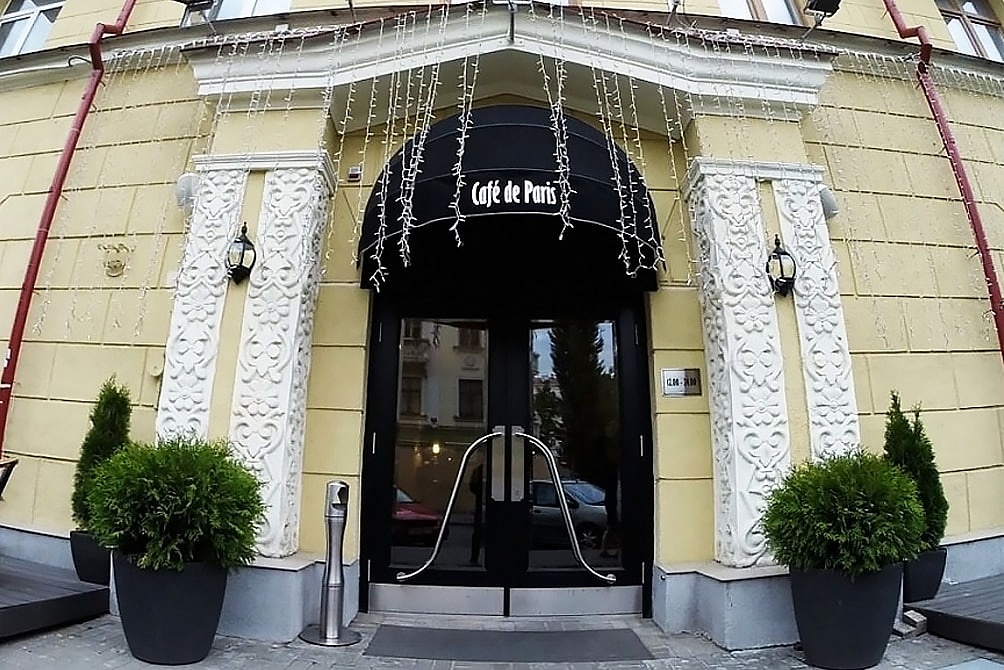 Вход в ресторан Cafe de Paris (Минск)