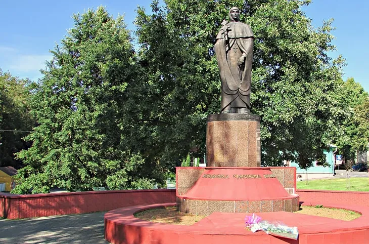 Памятник Ефросинье Полоцкой
