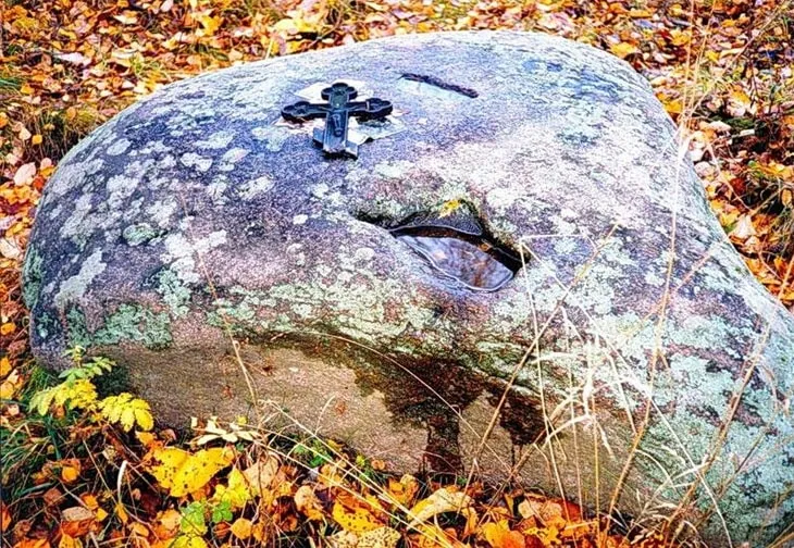 Святой камень Сенежицкий