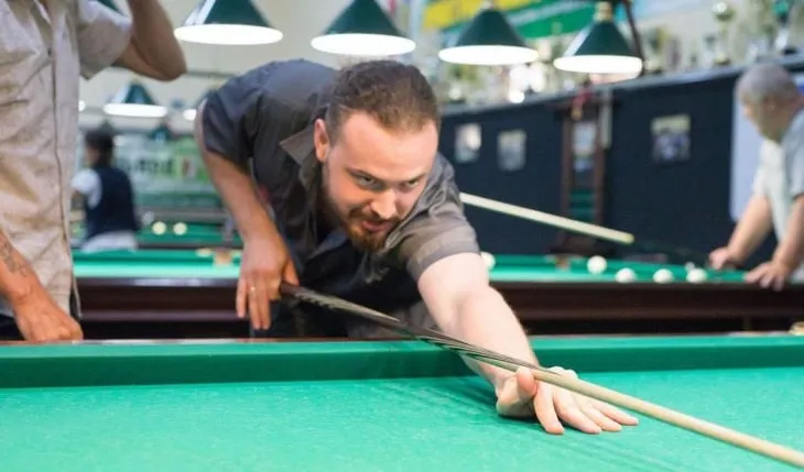 Провести вечер в боулинге или бильярде