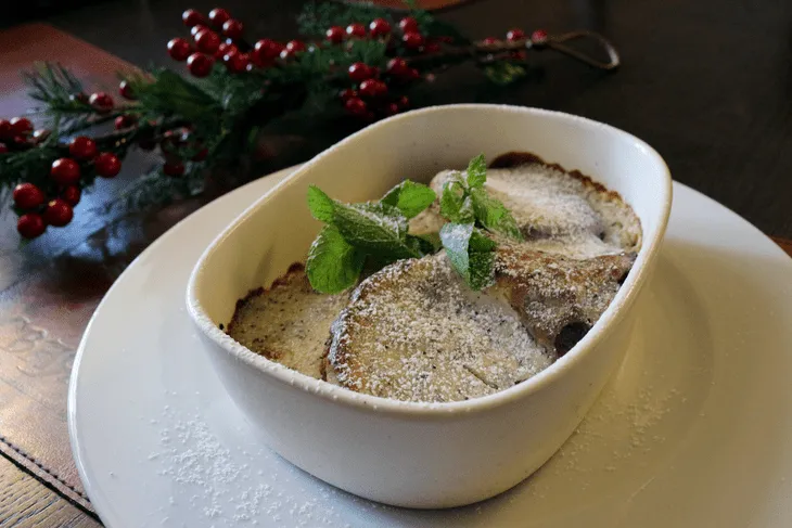 Сырники с изюмом и маково-сметанным соусом в ресторане «Кухмiстр»