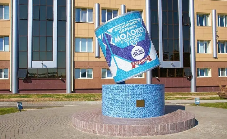 Скульптура банки сгущёнки в Рогачёве