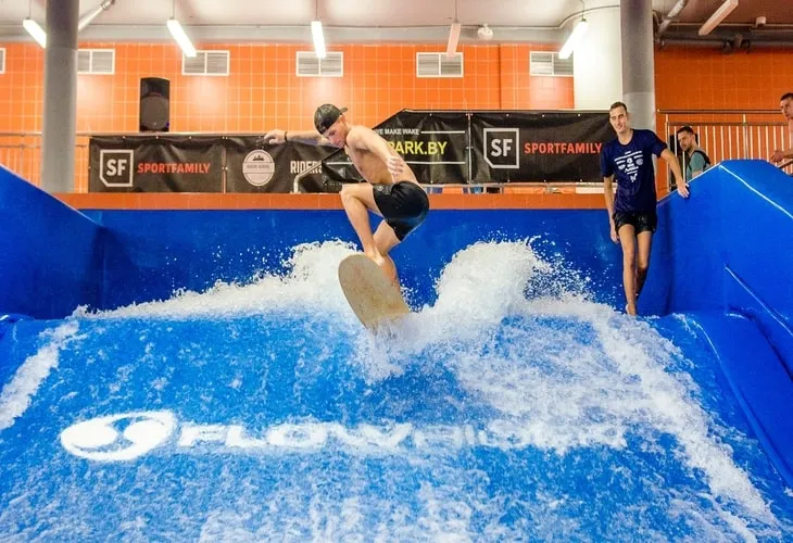 Сёрфинг-тренажёр Flowrider в аквапарке «Лебяжий»
