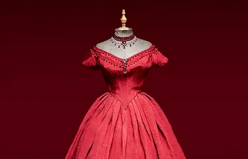 Выставка «Два века моды»: от ювелирных спичечных коробков до босоножек с рыбными скелетами