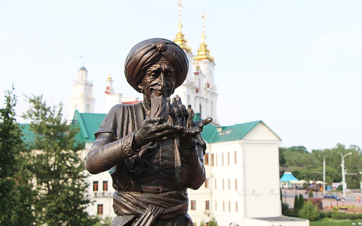 Статуя старика Хоттабыча в Витебске
