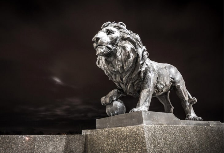 Скульптура льва в Могилёве