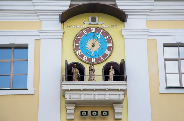 Часы на стене ПГУ в Полоцке