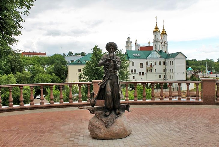 Памятник старику Хоттабычу в Витебске
