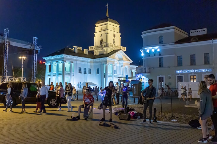 Площадь Свободы в Минске ночью