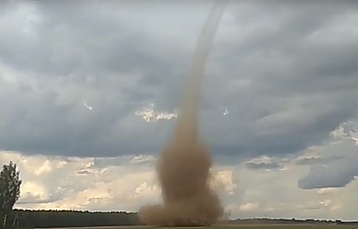 Под Лидой очевидцы сняли на видео песчаный вихрь