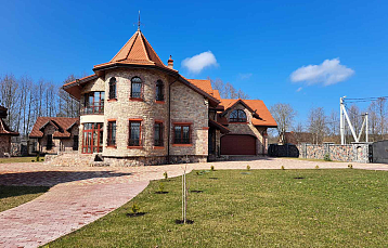 В усадьбе «Яновский замок» появилась зарядная станция для электромобилей