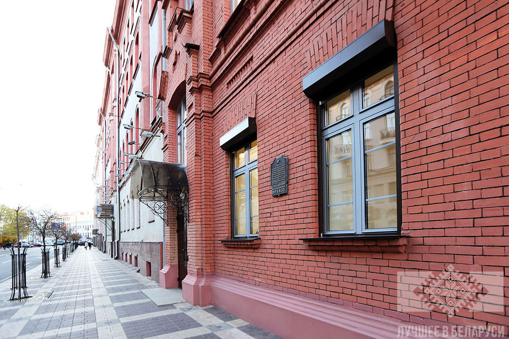 Улица Карла Маркса: Национальный исторический музей, Александровский сквер и ещё 4 объекта