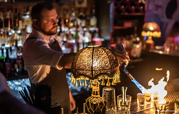 Бар «Seven Fridays»