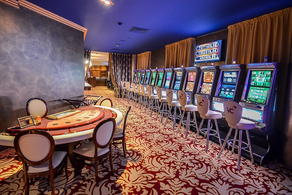 Интерьер в казино и зале игровых автоматов рулетка на деньги без вложений