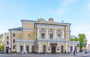 Приглашение на бесплатный пикник возле Купаловского театра, где соберётся вся минская богема
