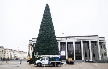 На Октябрьской площади в Минске начали собирать главную елку страны