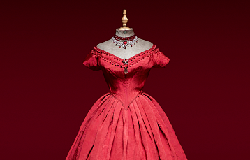 Выставка «Два века моды»: от ювелирных спичечных коробков до босоножек с рыбными скелетами