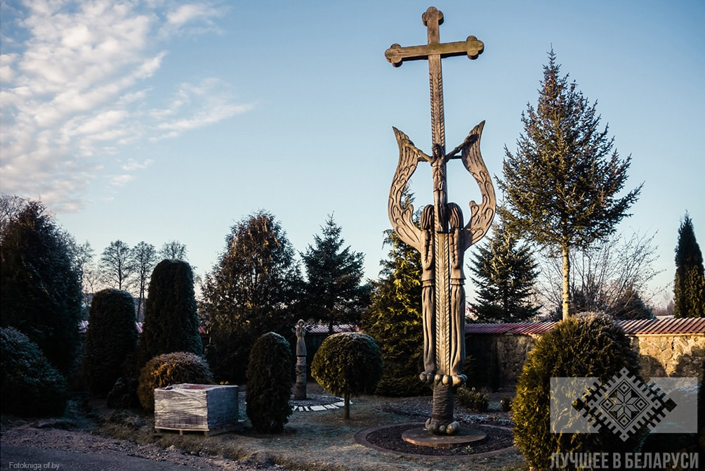 Территория костела Святой Троицы в Гервятах (Гродненская область, Беларусь)