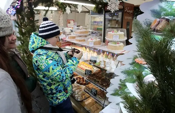 «Калядны кірмаш» возле Дворца спорта «Калядны кірмаш» возле Дворца спорта